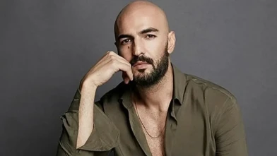 Soner Sarıkabadayı hastane odasında görüntülendi! Konser öncesinde hayranlarını endişelendirdi!