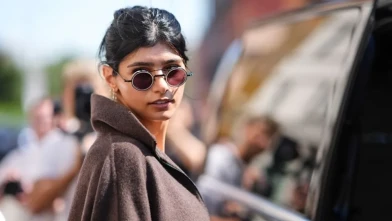 Mia Khalifa, neredeyse düğmeleri iliklenmemiş gömleğinden fırlayacak gibi göründüğü ateşli bir selfie'de görüntülendi