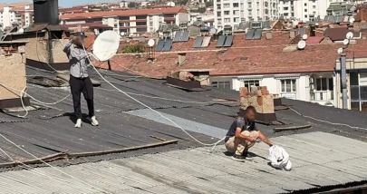 Elazığ'da Çatı Tamirine Çıkan İşçilerin Güvenlik Önlemleri Dikkat Çekti!