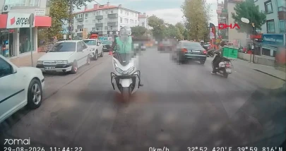 Kurye, Selamlaşırken Araç Çarpması Sonucu Kazaya Neden Oldu