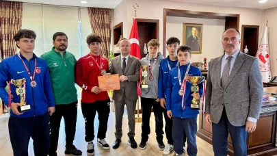 Hopa Kaymakamı, U15 Balkan Şampiyonu ve güreşçileri tebrik etti
