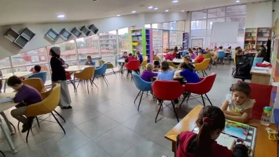 Hopa Gençlik Merkezi’nde Kitap Okuma Saati ve Eğitici Etkinlikler Devam Ediyor