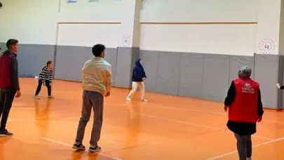 Aşkale Gençlik Merkezi'nde üniversiteye başlayan gençler için eğlenceli tanışma etkinliği düzenlendi