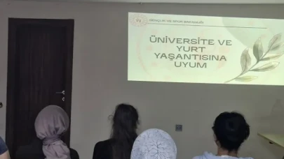 Artvin'de Öğrencilere Yurt Uyum Semineri ile Verimli Üniversite Yaşamı Rehberi Açıklandı
