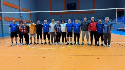 Beşikdüzü'nde Öğretmenler Günü Voleybol Turnuvası'nda Şehit Öğretmen Gürhan Yardım Okulu birinci oldu