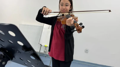 Hopa Gençlik Merkezi, gençlere keman eğitimiyle sanat kapılarını açıyor