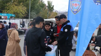 Erzurum'da polis, semt pazarında halkı güvenlik konusunda bilgilendirdi