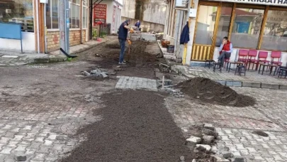 Beşikdüzü'nde doğalgaz altyapısı güçleniyor, parke döşeme çalışmaları devam ediyor