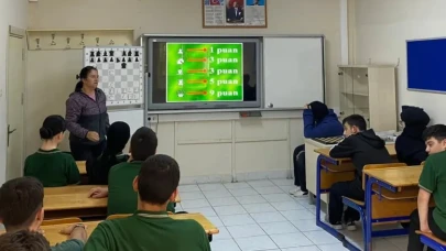 İyidere'de Bilmeyen Kalmasın projesiyle öğrencilere satranç eğitimi veriliyor