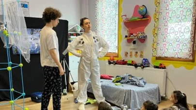 Borçka Tiyatro Festivali'nde çocuklar için uzay temalı büyüleyici gösteri sahnelendi