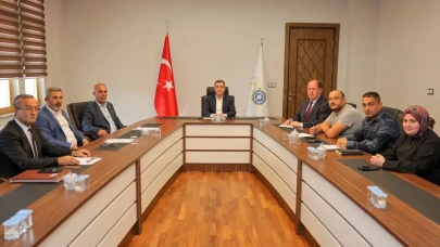 Bayburt'ta İl Özel İdaresi Encümeni Toplantısı'nda hizmet kalitesi artırma hedefi ele alındı