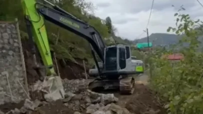 Üzümözü Mahallesi'nde Taş Duvar Çalışmaları Hızla Devam Ediyor