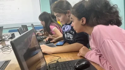 Gençler, Deneyap Atölyesi'nde Yazılım Teknolojileri ile Fonksiyonları Öğreniyor