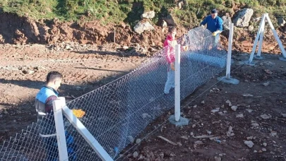 Murgul'da Camii Etrafına Güvenlik Çitleri Çekiliyor
