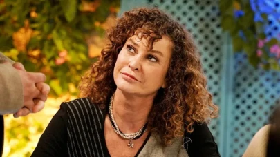 İpek Tenolcay Kimdir?