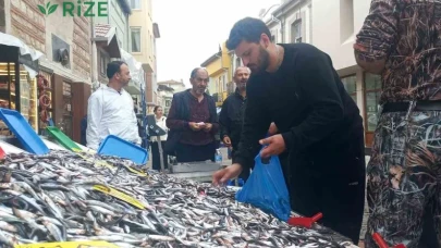 Hamsinin kilosu 50 liraya düştü, vatandaşlar poşet poşet aldı