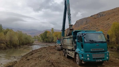 Bayburt'ta Dere Yatakları Temizleniyor, Taşkın Riski Azaltılıyor