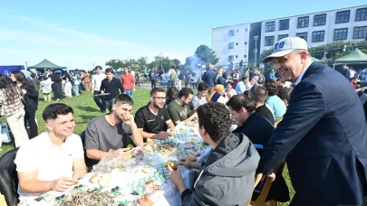 KTÜ'de Öğrenciler İçin Hoş Geldin Etkinliği: Renkli Anlar ve 3 Ton Hamsi İkramı