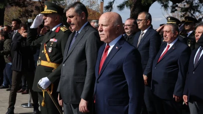 Erzurum'da 29 Ekim Cumhuriyet Bayramı coşkusu çelenk sunumuyla başladı