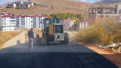 Bayburt Belediyesi, sıcak havaları fırsata çevirip temizlik ve bakım çalışmalarına hız verdi