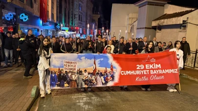 Artvin'de Cumhuriyet'in 102. yılı coşkuyla fener alayıyla kutlandı