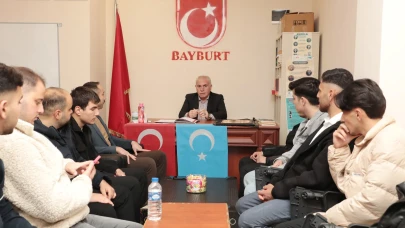 Bayburt'ta Gençlerle Buluşan Başkan Memiş, Tecrübelerini Paylaştı ve Geleceğe Dair Tavsiyeler Verdi
