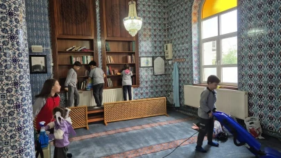 Taşlıdere'de Öğrenciler Çevre Duyarlılığı İçin Cami Temizliği ve Mezarlık Bakımı Yaptı