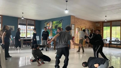 Borçka Tiyatro Festivali'nde Sanatla Acıya Dönüşüm Atölyesi Gerçekleşti