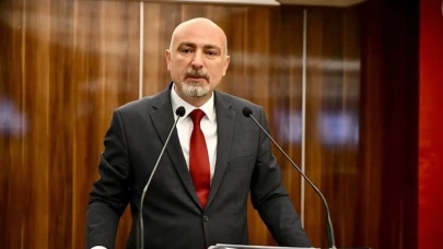 Hopa Belediye Başkanı Utku Cihan, ifadesi için çağrıldı; CHP gençlik kolları destek verdi.