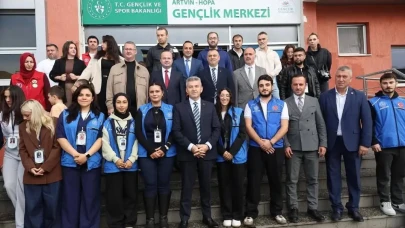 Vali Ergün, Hopa'daki gençlik merkezinde ağaç dikti ve spor tesisini inceledi