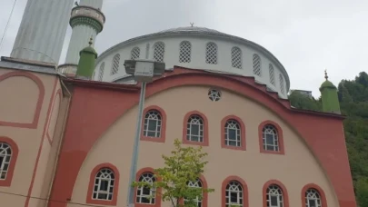 Murgul'daki Merkez Yeni Camii'nin dış cephe boya çalışmaları başladı, hayırseverler destek bekliyor