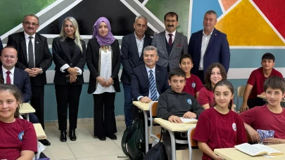 Hopa'da Eğitim Ziyareti: Vali Ergün Öğrenci ve Öğretmenlerle Bir Araya Geldi