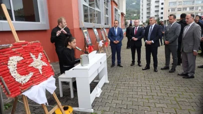 Artvin Valisi Ergün, Hopa Gençlik Merkezi'nde gençlerle ağaç dikti ve projeleri inceledi