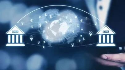 GÜNDEM                                                                                                                                                                        IBAN'la Para Gönderirken Dikkat: Geri Almak Mümkün Olmuyor                                                                        IBAN ile para transferi yaparken nelere dikkat edilmeli? Emanet para gönderenler dikkat, paranız yanabilir.                                                                                                                                                    Ahmet Koçak                                                                                                                                                                                                                                                        Ekim 17, 2025-17:14                                                                                                                                            0                                                                                                                                                                                                                                                                                                                                    IBAN                                                                                    Son yıllarda bankalar tarafından alıcı ismi zorunluluğu getirilmesine rağmen aynı bankadan aynı bankaya yapılan havale işlemlerinde IBAN ile para transferi yaparken herhangi bir isim yazma zorunluluğu bulunmuyor ve buna yönelik bir işlem yapılmıyor. Uzmanlar ise özellikle para transferi yaparken dikkat edilmesi gereken bu detaya dikkat edilmemesi halinde yıllarca yapılan birikimlerin boşa gidebileceğini ve bir anlık hatanın tüm paranın yanmasına neden olabileceğini belirtiyor.IBAN ile son dönemde para gönderirken aynı bankadan aynı bankaya işlem yapılıyorsa mutlaka alıcı adı ve soyadı kısmında yazan bölüme dikkat edilmesi gerektiğini ve IBAN bilgisi kopyalandıktan sonra uygulamada teyit edilmesi gerektiğini belirten uzmanlar, numaraların yanlış yazılması, çeşitli uygulamaların değişiklik yapabiliyor olması gibi nedenlerle IBAN ve ad soyad kısmının mutlaka doğru olması ve teyit edilerek gönderilmesi uyarısında bulunuyorlar.Emanet Para Göndermeyin!Uzmanlar, özellikle emanet olarak gönderildiği açıklamada yazsa bile alıcıya para ulaştıktan ve alıcı bu parayı çektikten sonra parayı geri almanın neredeyse imkansız olduğunu, dava açılarak uzun yıllar zaman harcanmasının gerekli olabileceği görüşünde.Özellikle emanet para gönderilmemesi uyarısında bulunulurken, emanet olduğu açıklama kısmında olsa bile paranın geri alınamayabileceği, dava açılarak sonucun beklenmesi gerekebileceği belirtiliyor.                                                                                                                    Etiketler:                                                                                                IBAN                                                                    para transferi                                                                    banka                                                                                                                                                                                                                                                                                                                                                                                                 Ahmet Koçak                                                                                                                                                                                                                                                                                                                                                                                                                                                                                                                                                                                                                             İlgili Haberler                                                                                                                                                                                                                                                                                                                                                                                                                                                                                                                                                                                                                                                                                                                                                                                                                                                                                                                                                    Murat Ülker Evi Tartışma Konusu Oldu: Anamın Evinde Otu...                                                                    Ahmet Koçak    Ekim 14, 2025    0                                                                                                                                                                                                                                                                                                                                                                                                                                                                                                                                                                                                                                                                                                                                                                                                                                                                                                                                            MasterChef Eleme Adayları Belli Oldu! İşte O İsimler                                                                    Ahmet Koçak    Ekim 16, 2025    0                                                                                                                                                                                                                                                                                                                                                                                                                                                                                                                                                                                                                                                                                                                                                                                                                                                                                                                                            Son Dakika: Ünlülerin Uyuşturucu Testi Sonuçları Belli ...                                                                    Ahmet Koçak    Ekim 17, 2025    0                                                                                                                                                                                                                                                                                                                                                                                                                                                                                                                                                                                                                                                                                                                                                                                                                                                                                                                                                                                                                                                                11. Yargı Paketi İnfaz Düzenlemesi Duyuruldu Mu? İNFAZ ...                                                                    Ahmet Koçak    Ekim 15, 2025    0                                                                                                                                                                                                                                                                                                                                                                                                                                                                                                                                                                                                                                                                                                                                                                                                                                                                                                                                            KONDA Anket Sonucu: Toplum Batı Toplumunu Örnek Alıyor                                                                    Ahmet Koçak    Ekim 14, 2025    0                                                                                                                                                                                                                                                                                                                                                                                                                                                                                                                                                                                                                                                                                                                                                                                                                                                                                                                                            Derin Talu Survivor 2026'da! İddialar Şaşırttı                                                                    Ahmet Koçak    Ekim 14, 2025    0                                                                                                                                                                                                                                                                                                                                                                                                                                                                                                                                                    Yorumlar                                                                                                                                                                                                                                                                                                                                İsim                                                                        E-posta                                                                            Yorum                                                        Yorum Gönder