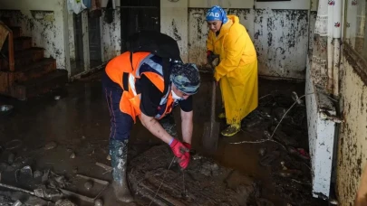 Foça'daki sel felaketinde AFAD, temizlik ve zarar tespit çalışmalarını hızla sürdürüyor