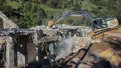 Rize'nin Fırtına Vadisi'nde Kaçak Yapılar Hizmete Son Verildi: 70 İhlasiz İnşaat Yok Edildi