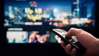 3 Ekim 2025 Cuma TV Yayın Akışı: Kızılcık Şerbeti, Arka Sokaklar ve Aşk ve Gözyaşı Yeni Bölümleriyle Ekranlarda!