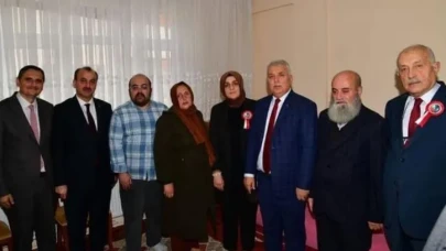 Vali Yıldırım, Öğretmenler Günü'nde şehit öğretmen Yıldız'ın ailesini ziyaret etti