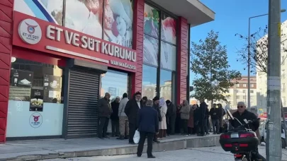 Van'da dondurucu soğuklarda ucuz et kuyruğu… "Emekliyim, vallahi zor geçiniyorum"
