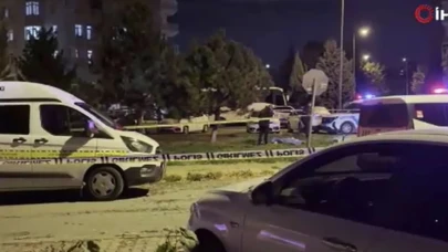 Eşini sokak ortasında boğazından bıçaklayarak katletti