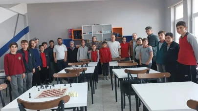 İyidere'de Ortaokullar Arası Satranç Turnuvası Renklendi, Öğrenciler Dostluk İçin Yarıştı