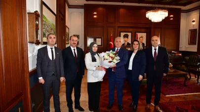 Vali Yıldırım, Öğretmenler Günü'nde eğitimcilerin toplumdaki rolünü vurguladı