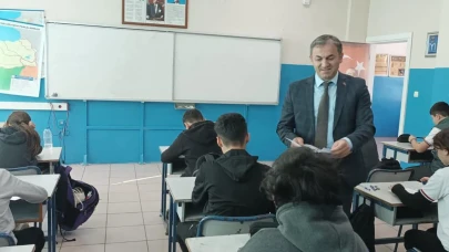 Beşikdüzü Eğitim Müdürü, 8. Sınıf Sınavında Öğrencileri Ziyaret Etti