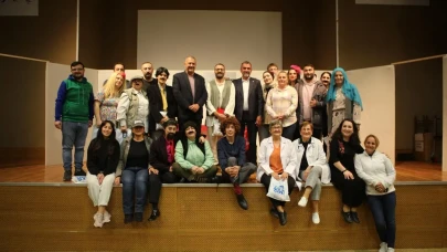 Ardeşen'de Meci Tiyatro Ekibi'nin Bana Bir Şeyhler Oluyor Oyunu Büyük İlgi Gördü