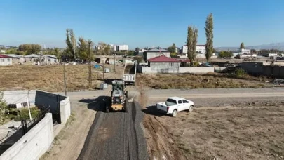 Iğdır Belediyesi, Pir Sultan Abdal Mahallesi’nde Yol Çalışmalarını Sürdürüyor