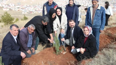Bayburt'ta Milli Ağaçlandırma Günü'nde Fidanlar Toprakla Buluştu