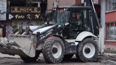 Hopa'da Karadeniz Caddesi'nde trafik düzenlemesi ve yaya güvenliği artırılıyor