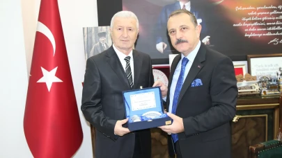 Eğitimci Malkoçoğlu'na Vakfıkebir'de veda hediyesi ve teşekkür ziyareti düzenlendi