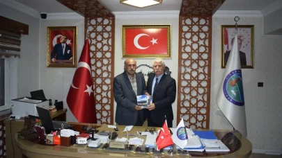 Eğitimci-yazar Cengiz Ceylan'dan Şenkaya Belediyesi'ne anlamlı ziyaret ve hediyeler