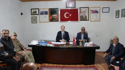 Oltu Kaymakamı Çelik, İriağaç Mahallesi'nde sorunları dinleyerek çözüm arayışında bulundu